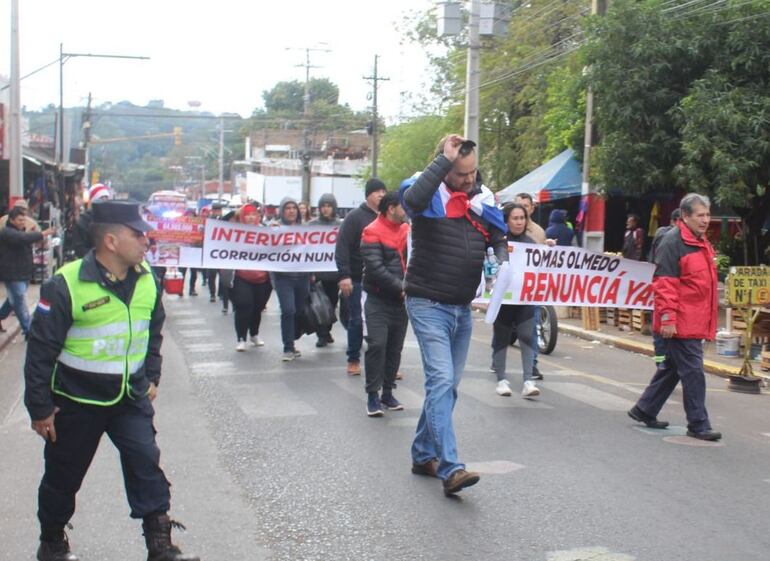 Vecinos de Ñemby exigen intervención de la municipalidad de Ñemby y la renuncia del intendente, Tomás Olmedo (ANR). Foto Gentileza.