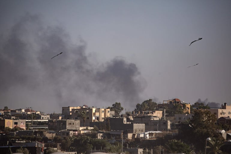 El humo se eleva después de un ataque aéreo israelí en Rafah, sur de la Franja de Gaza.