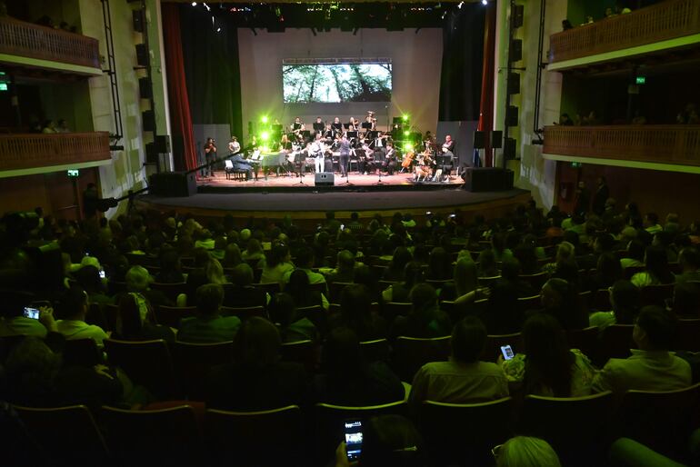 La gente colmó todos los espacios del Teatro Municipal "Ignacio A. Pane".