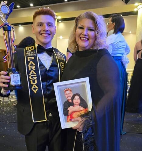 El flamante Miss Grand Paraguay 2024, Gonzalo Peyrat, con su madre Jannyne Peyrat Scolari, Miss Paraguay 1994.