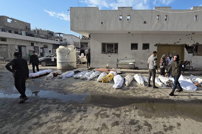 Cuerpos sin vida envueltos en sábanas en el patio del hospital Kamal Adwan, en Beit Lahia.
