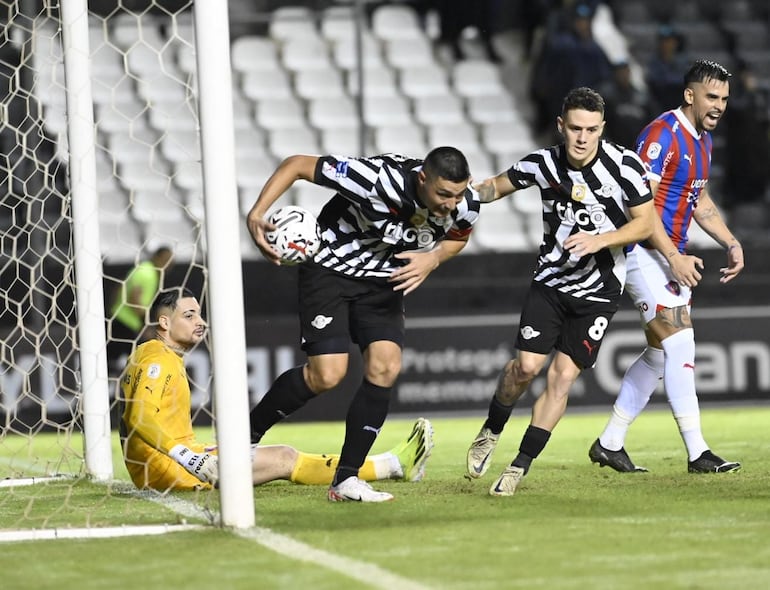 Óscar Cardozo (i), futbolista de Libertad, celebra un gol en el partido ante Cerro Porteño en un partido por la fecha 16 del torneo Apertura 2024 del fútbol paraguayo en el estadio La Huerta, en Asunción.