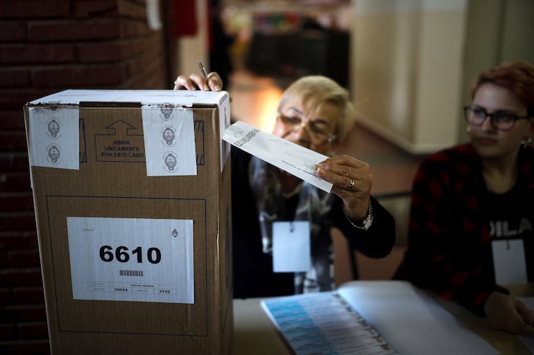 Una mujer vota en uno de los centros de votación asignados para las elecciones Primarias para Presidente en la en la ciudad de Buenos Aires (Argentina), hoy domingo 11 de agosto del 2019.