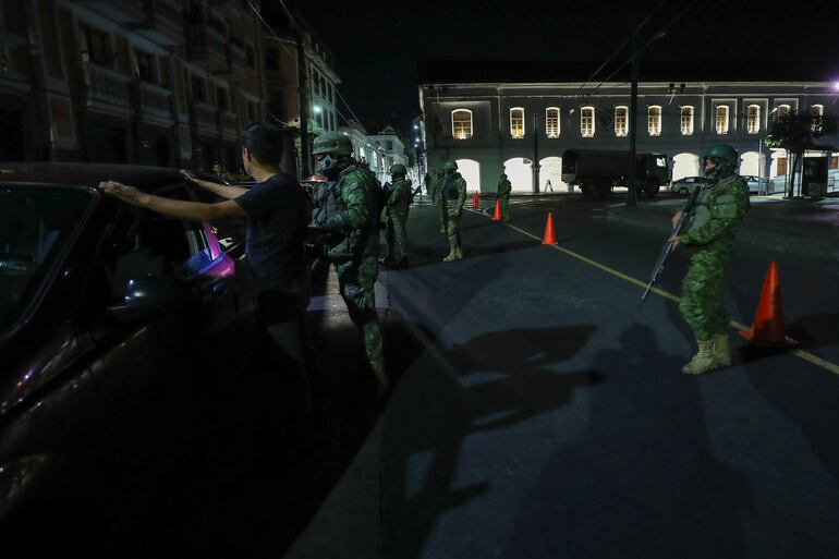 Militares realizan controles en las calles de Quito tras el inicio de apagones por crisis energética anoche, en Quito (Ecuador).