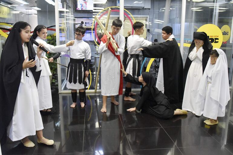 Estudiantes del Nihon Gakko interpretaron el vía crucis este lunes en la redacción de ABC, con la obra "El Diario de María".