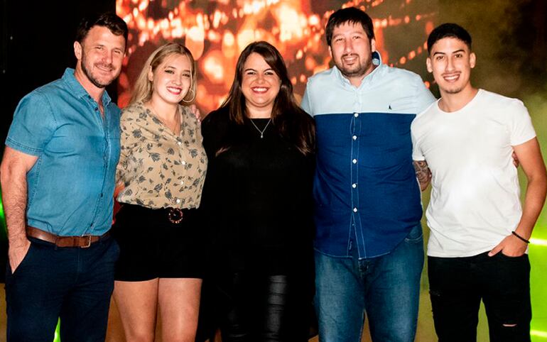 Mauricio Castillo, Yanina Aveiro, Alejandra Chirife, Jorge Dentice, e Ivo Acosta.