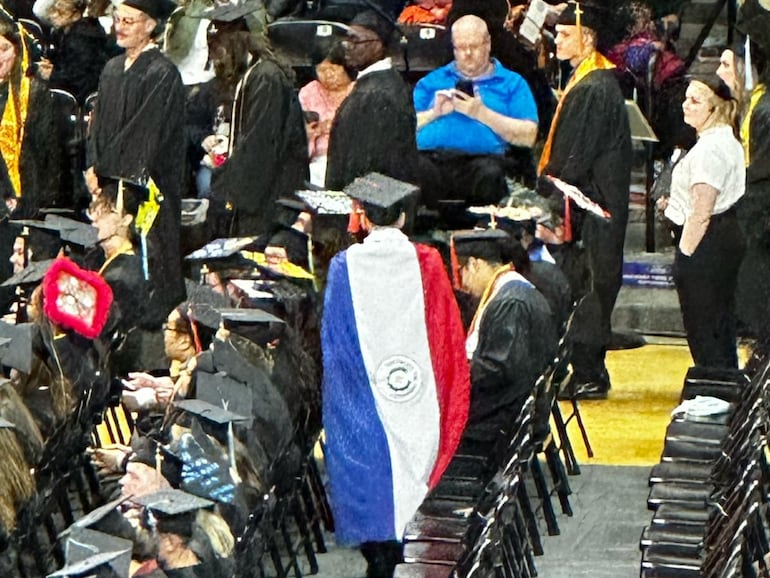 Marcos Ezequiel Vera recibió su diploma en Wichita State University, en Estados Unidos, vistiendo la bandera paraguaya.