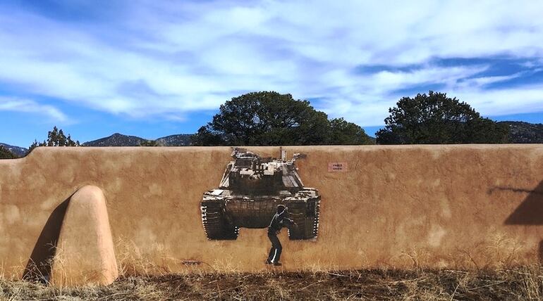 Faris Odeh en un mural del artista navajo Remy en Santa Fe, Nuevo México.