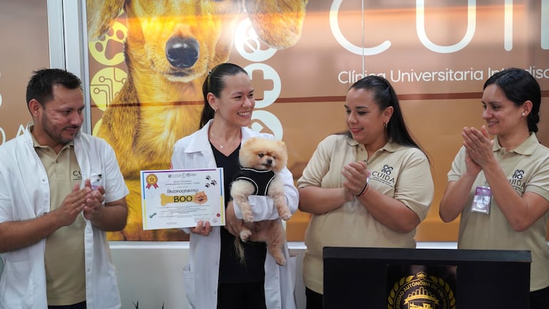 Docentes de la veterinaria universitaria CUIDA durante su habilitación al público. En el centro la mascota “Boo” y su tutora, Dra. Sandra González.