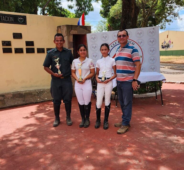 Yamil Denis (i), Sabrina Santacruz y Valentina Giménez con el presidente del Acá Carayá, Cnel. Osvaldo Ortiz.