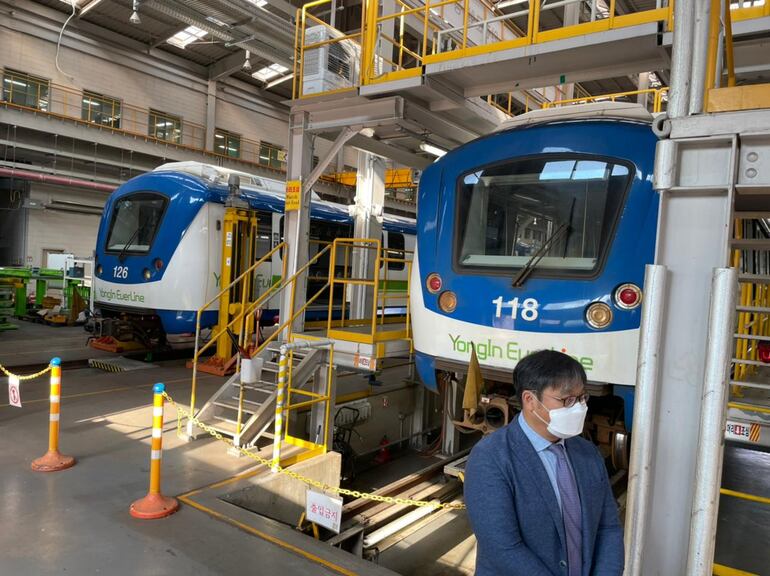 Foto de archivo: Una comitiva paraguaya conoció el sistema del tren de alta velocidad KTX de Corea del Sur, yendo desde Seúl a una ciudad del conurbano, como forma de conocer directamente la tecnología ferroviaria coreana, así como un tren ligero similar al que se instalará en Asunción, el Yongin Rapid Transit, viendo también la infraestructura y los talleres de mantenimiento y reparación de las locomotoras y vagones.