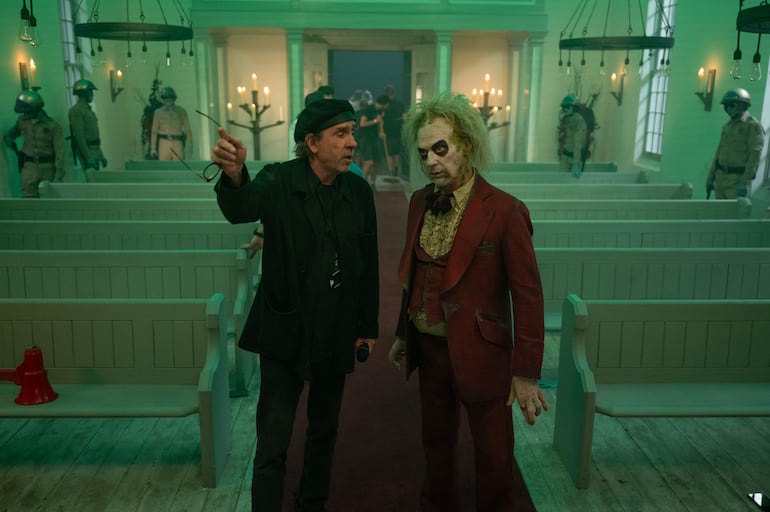 Tim Burton y Michael Keaton en un momento del rodaje de "Beetlejuice, Beetlejuice".