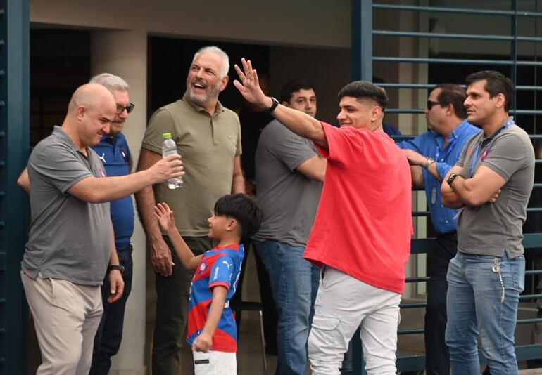 Claudio Aquino (remera roja), ex futbolista de Cerro Porteño, estuvo presente en La Nueva Olla y observó el superclásico ante Olimpia.