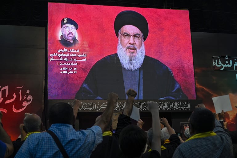 El líder del Hezbollah Hassan Nasrallah da un discurso que es observado en una pantalla gigante, a una semana del comandante Fuad Shukr, en Beirut, Líbano. 