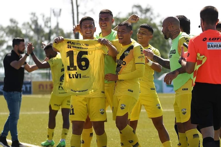 Dedicatoria de Lucas González a Carlos Vera (16) –lesionado de gravedad– tras anotar el tanto de apertura en el marcador. (Foto: APF)