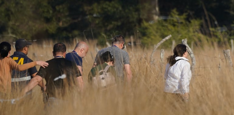 La jueza Pozzer Penzo (al frente de blanco) encabezó un operativo en la casa de Abundio Escobar, en el paraje Algarrobal. Foto: Juano Tesone.