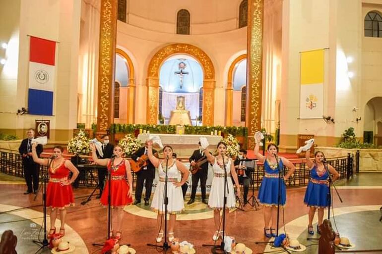 Las Paraguayas llevan su canto a la Virgen no solo en la celebración del 8 de diciembre, sino durante todo el año.