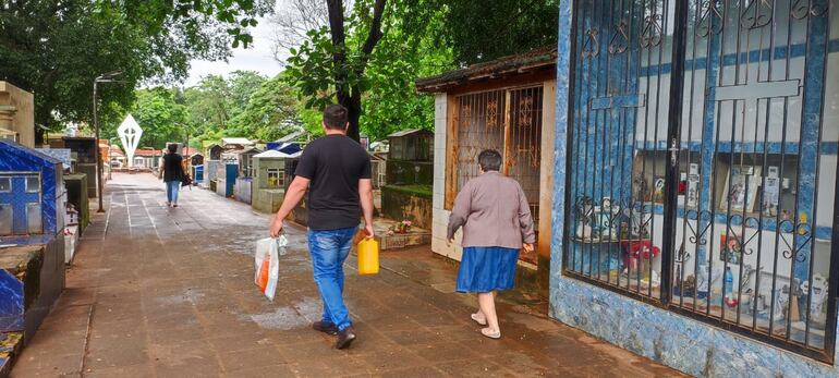 Familiares de los difuntos concurren al Cementerio Municipal de Ciudad del Este para el arreglo de los panteones.