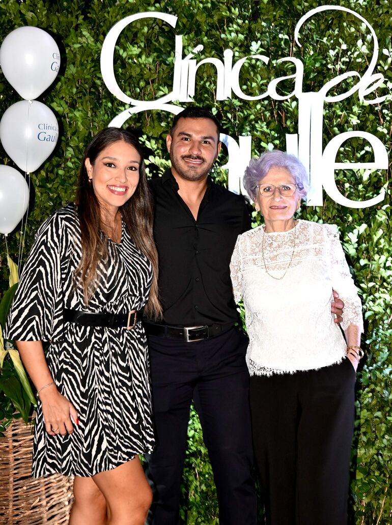 Lic. Nadia Cáceres, Dr. Matías Noguera y Ana María de Barrios.