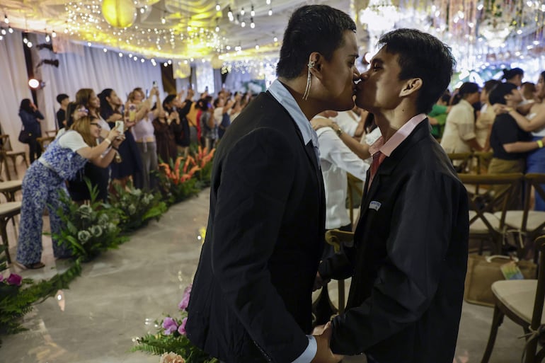 Una pareja de hombres se besa durante una ceremonia masiva de compromiso LGBTQIA+ para conmemorar el día de San Valentín en Quezon City, Metro Manila, Filipinas.