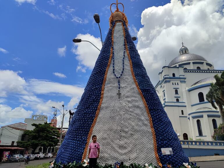 Imponente imagen de la Virgen hecha con botellas recicladas; se levanta en inmediaciones de la Basílica.