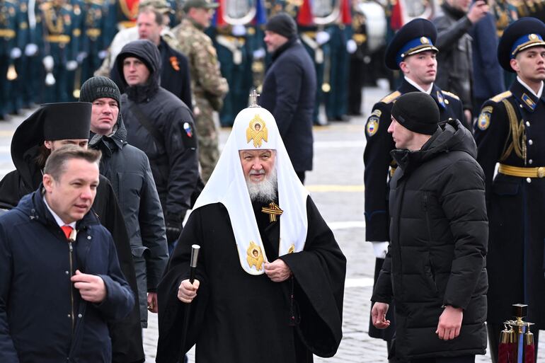 El patriarca ortodoxo ruso, Kiril (C) a su llegada en el desfile por el Día de la Victoria sobre los nazis, en Moscú. 