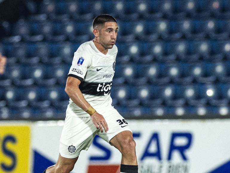 Facundo Zabala, futbolista de Olimpia, domina la pelota en el partido frente a  Nacional por los cuartos de final de la Copa Paraguay 2024 en el estadio Defensores del Chaco, en Asunción, Paraguay.