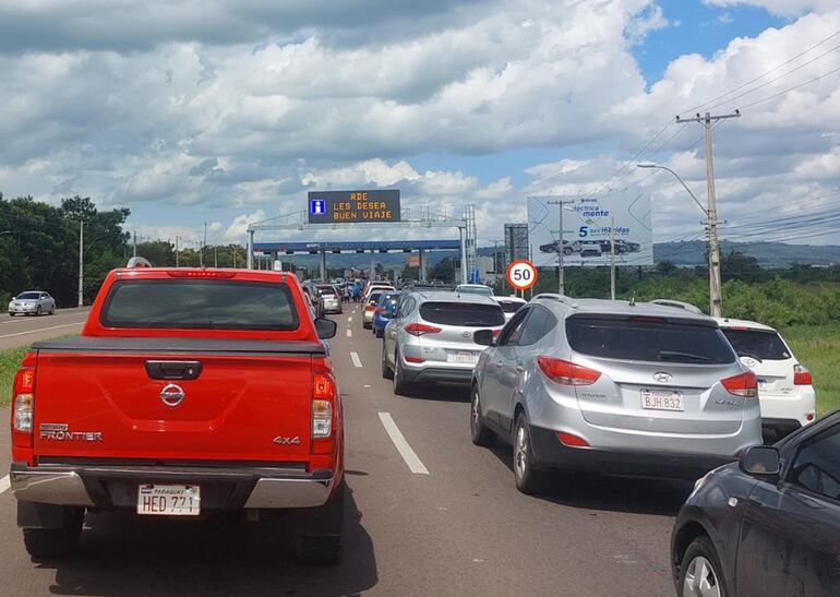 Una fila de 5 km de vehículos esperando cruzar peaje Ypacaraí se formó el lunes durante el operativo retorno a Asunción y ciudades de Central desde el interior del país tras el feriado largo.  