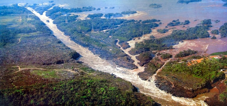 Vista aérea de los saltos siete caídas que quedaron bajo agua con la construcción de la Itaipú Binacional.