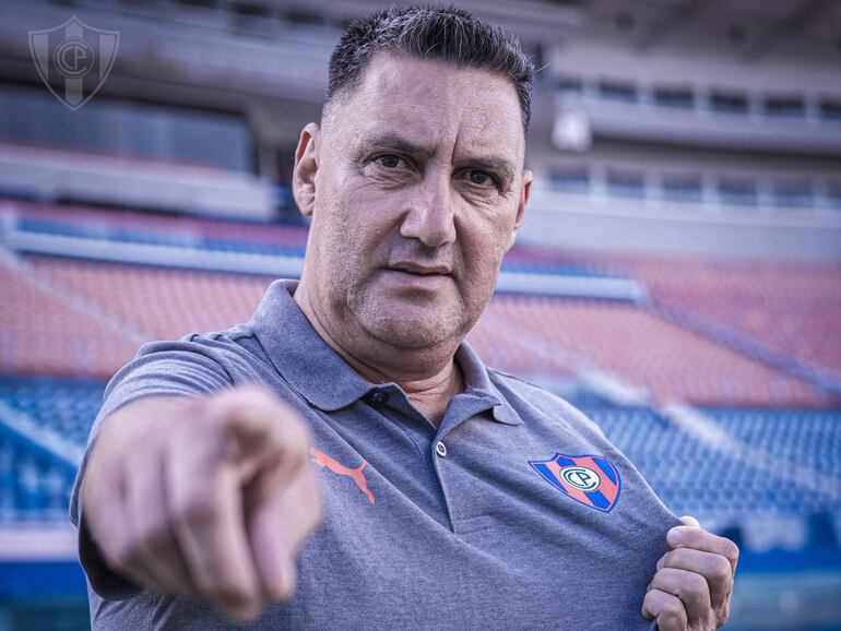 La presentación de Gustavo Sotelo como entrenador de Cerro Porteño Femenino.