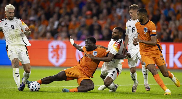 Amsterdam (Netherlands), 10/09/2024.- (l-r) Robert Andrich of Germany, Brian Brobbey of Netherlands, Jonathan Tah of Germany, Joshua Kimmich of Germany, Cody Gakpo of Netherlands during the UEFA Nations League match between the Netherlands and Germany at the Johan Cruyff ArenA in Amsterdam, Netherlands, 10 September 2024. (Alemania, Países Bajos; Holanda) EFE/EPA/Robin van Lonkhuijsen
