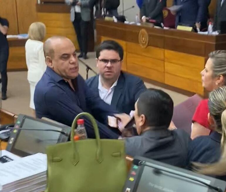 Fernando Sebastián Rolón Toja, entonces asesor de "Bachi" actuó como su guardaespaldas cuando el senador atacó a Eduardo Nakayama.