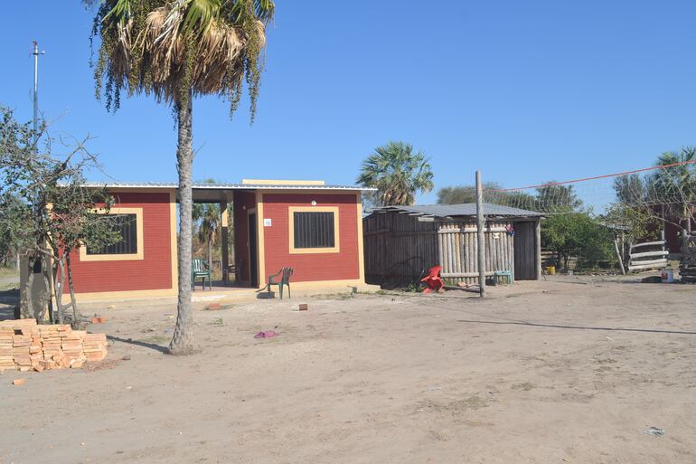 La imagen es elocuente: la vieja casa de karanday o palmas al lado de la nueva vivienda de material cocido.