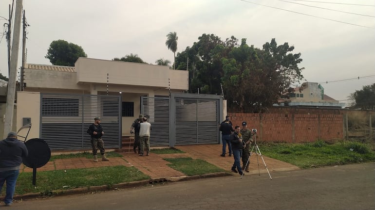 Brasileño detenido en Pedro Juan Caballero llevaba 26 años prófugo y lideraba una organización criminal en Paraguay. En la imagen, una de las viviendas allanadas en Amambay esta mañana.