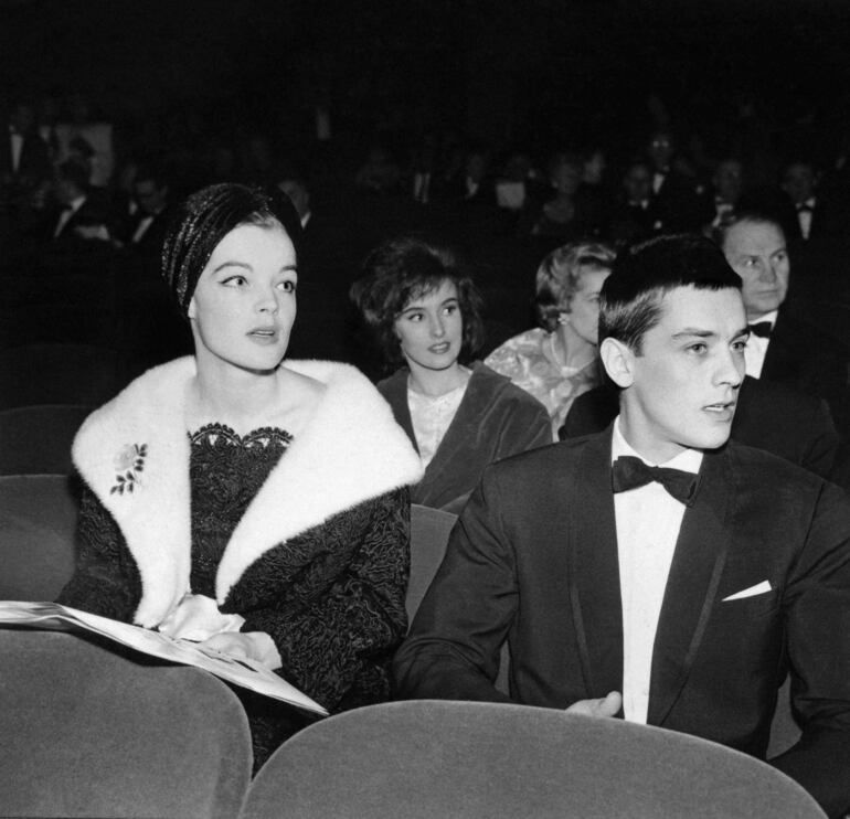 Romy Schneider y Alain Delon en una fotografía del año 1959 durante la proyección de una película en París.