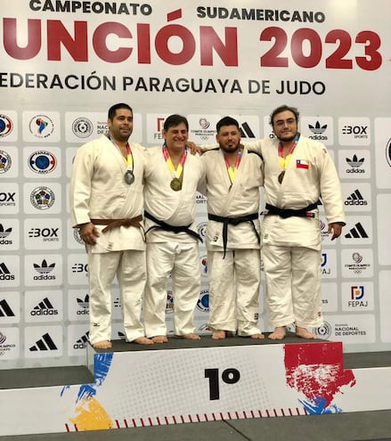 Los tres medallistas de oro del Team Paraguay en  Sénior, junto a su par de Chile. La Legión Guaraní sumó en total 27 preseas.