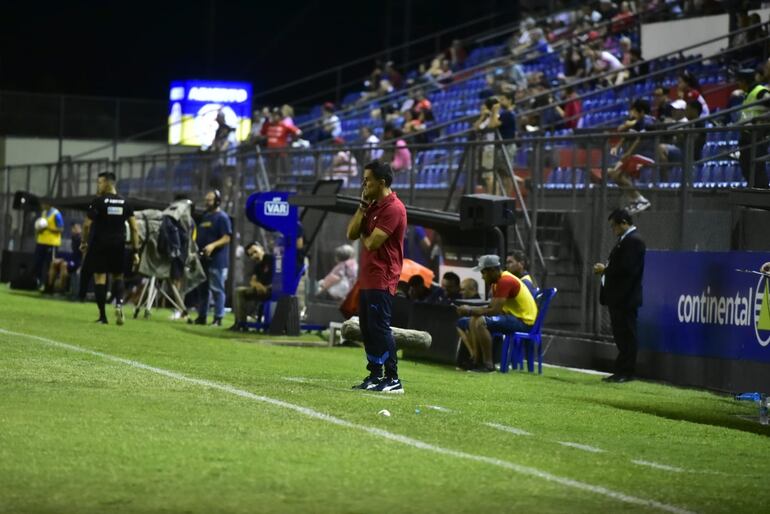 El argentino Víctor Bernay, entrenador de Cerro Porteño, en un partido frente a Nacional por el fútbol paraguayo en el estadio Arsenio Erico, en Asunción.