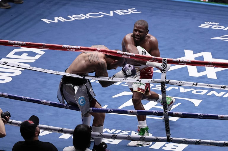 El boxeador estadounidense Floyd Mayweather (47 años) combate ante su compatriota John Gotti III (32) en México.