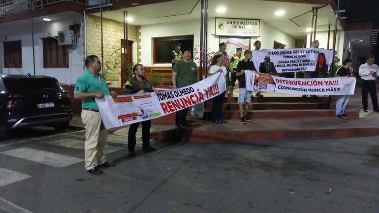 Pobladores de Ñemby con pancartas piden la renuncia del intendente.