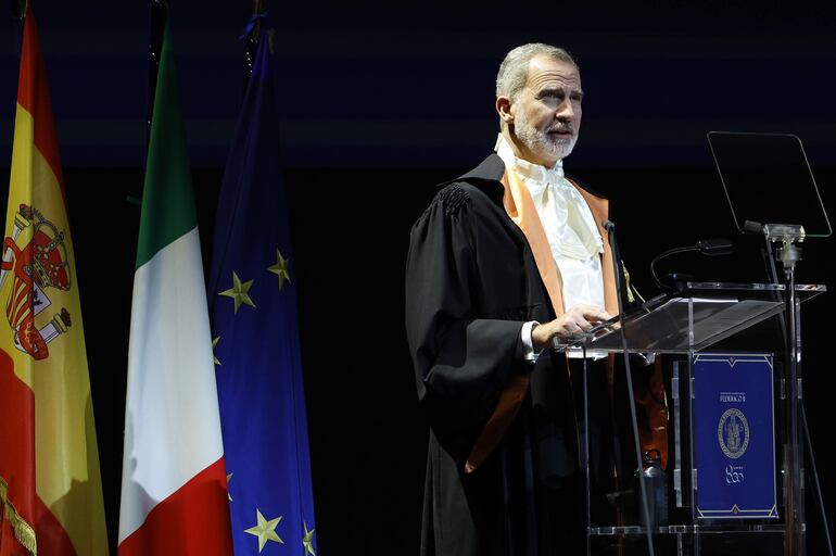 El rey Felipe VI pronunció un discurso en el Teatro San Carlos, tras ser investido como Doctor Honoris Causa por la Universidad Federico II de Nápoles. (EFE/ Chema Moya)
