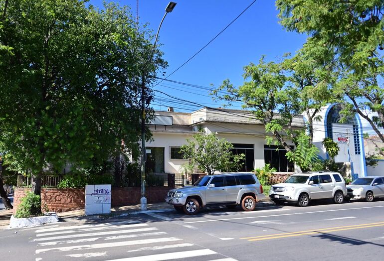 Fachada del sitio en donde el MUVH planifica construir un complejo habitacional, sobre la avenida Mariscal López.