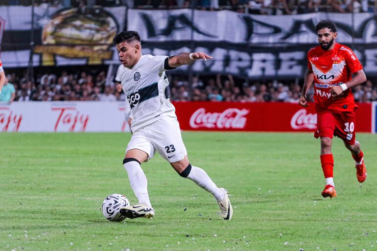 Rodney Redes, jugador de Olimpia, domina el balón en un partido frente a Sportivo Ameliano por el torneo Apertura 2024 del fútbol paraguayo en el estadio Osvaldo Domínguez Dibb, en Asunción.