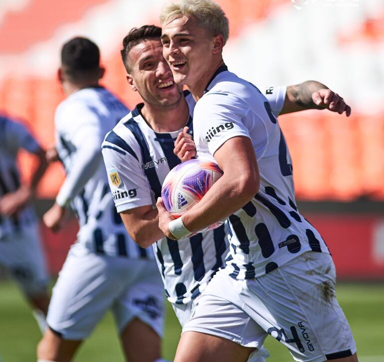 Ramón Sosa (d) celebrando su gol para Talleres de Córdoba ante Colón.