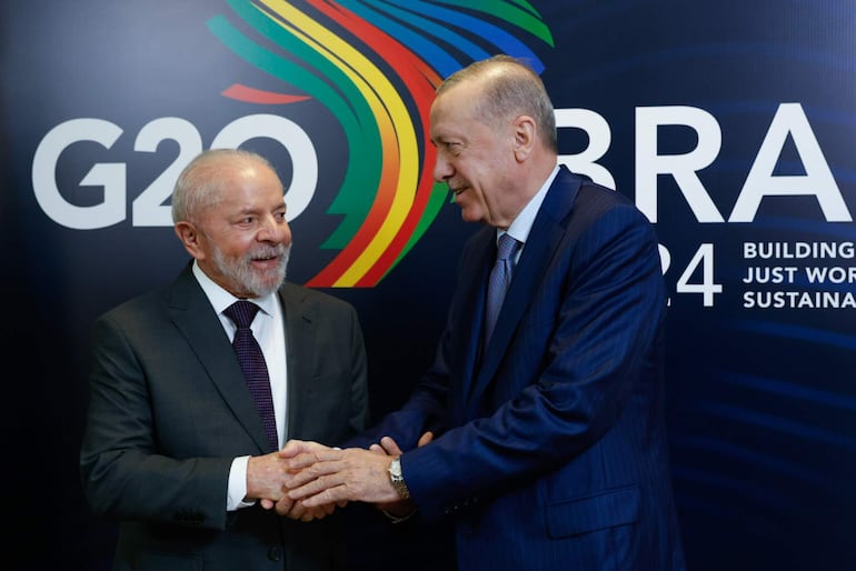 El presidente brasileño, Luiz Inácio Lula da Silva (i) y su homologo de Turquía, Recep Tayyip Erdogan (d), posan previo a una reunión bilateral, un día antes del comienzo del G20, en el Fuerte de Copacabana.