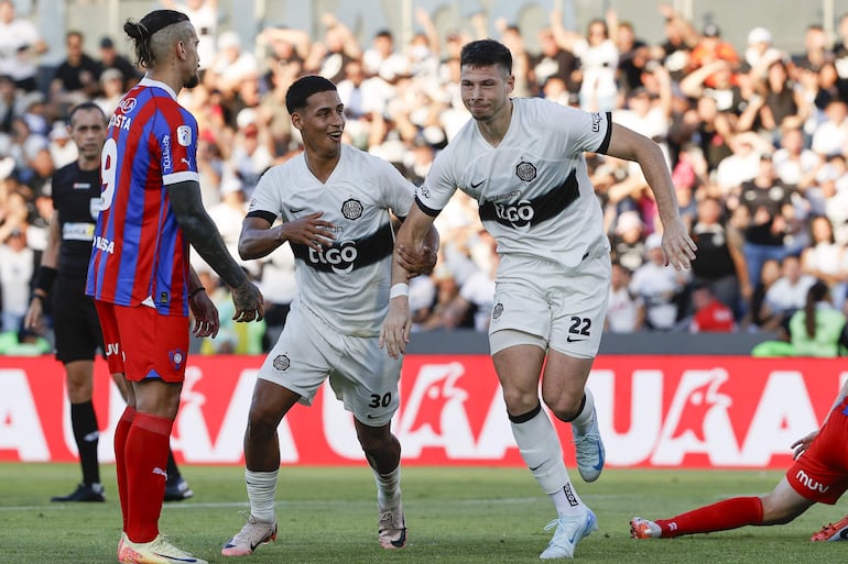 El argentino Manuel Capasso (22), jugador de Olimpia, celebra un gol en el partido frente a Cerro Porteño por la fecha 17 del torneo Clausura 2024 del fútbol paraguayo en el estadio Defensores del Chaco, en Asunción, Paraguay.