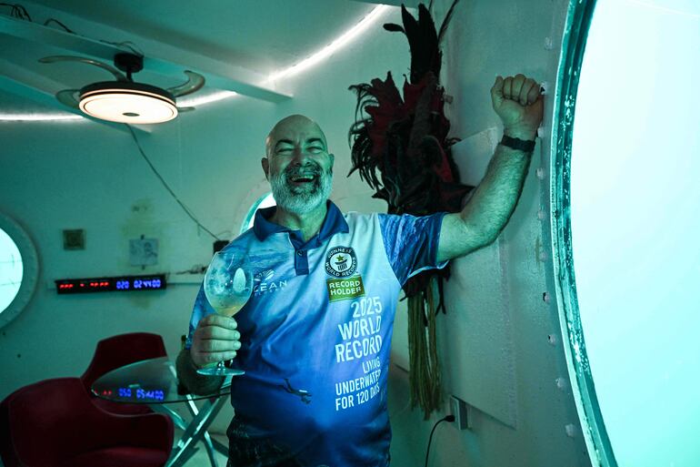 El ingeniero aeroespacial alemán Rudiger Koch, de 59 años, celebra tras batir el récord mundial Guinness de vivir en el océano a una profundidad de once metros frente a la costa de Puerto Lindo, Panamá, el 24 de enero de 2025.