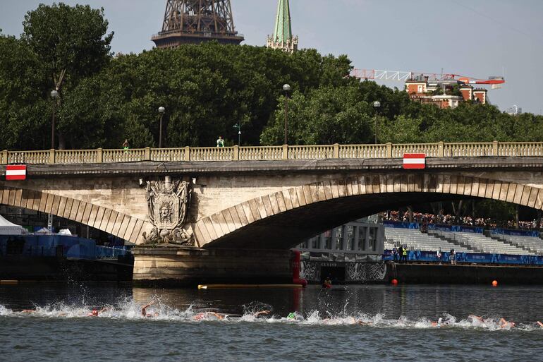 Etapa de natación en el río Sena. 