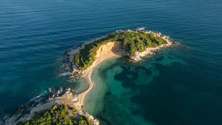 La playa de Ksamil en Albania. Este país europeo está subiendo como destino turístico. Foto cedida por Civitatis
