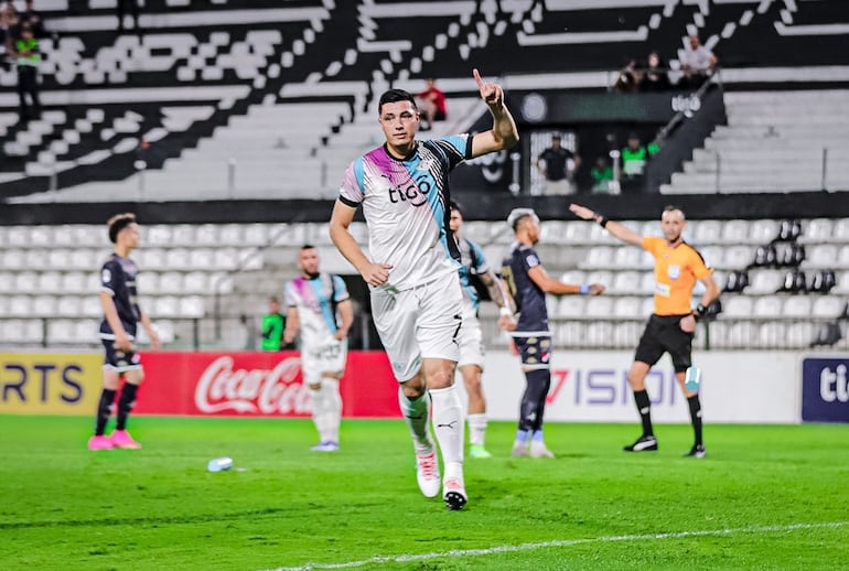 Óscar Cardozo, jugador de Libertad, celebrando su tanto ante Nacional.