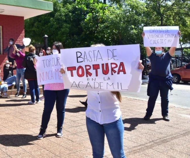 Manifestación de padres contra supuestas torturas en Academil.